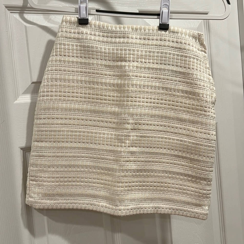 H&M beige textured skirt